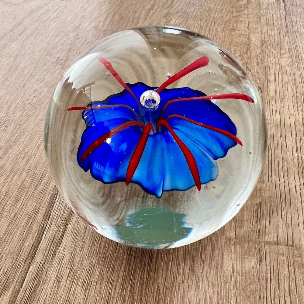 Art Glas Collectionen Paperweight Clear Round Blue Flower Controlled Bubbles Vtg